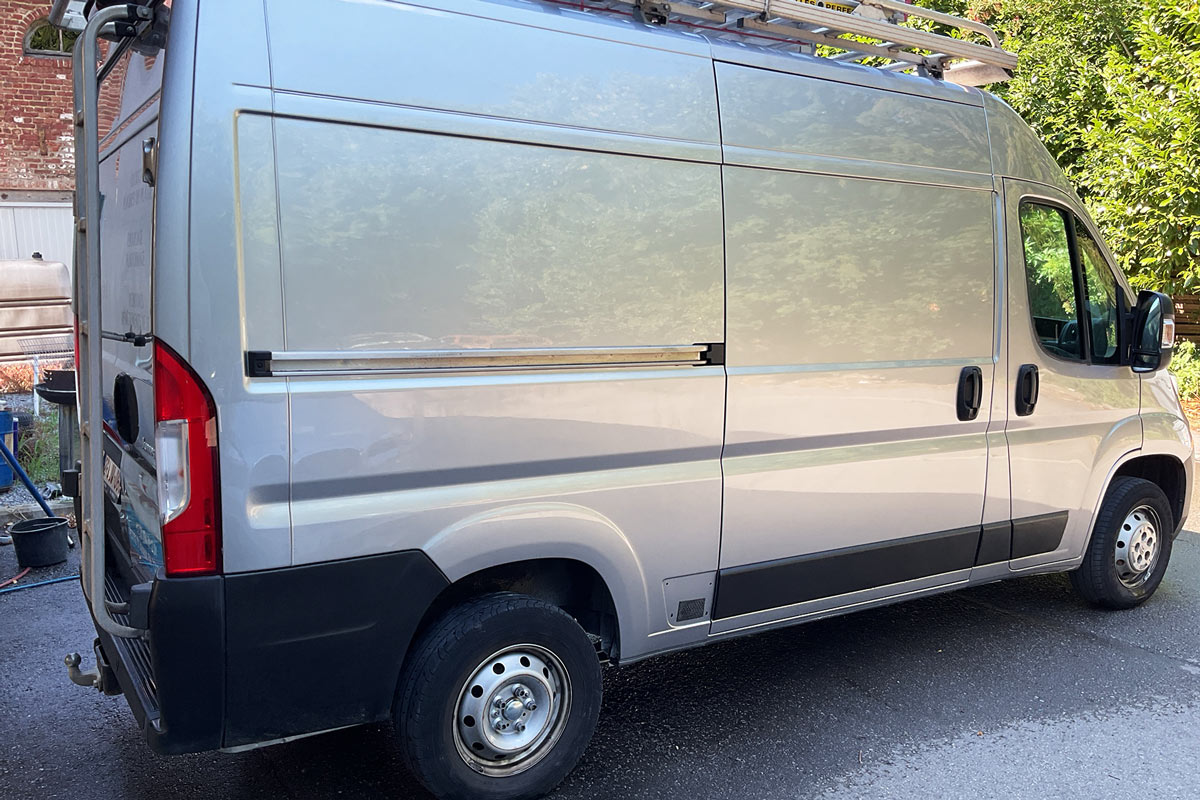 Changement d’un panneau latéral ou aile arrière sur une camionnette
